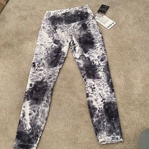 NWT Lululemon Wunder Under High Rise Tight 25” MDye size 6. SOLD OUT!